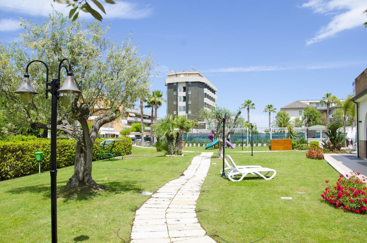 Almaluna Hotel & Resort Alba Adriatica Esterno foto