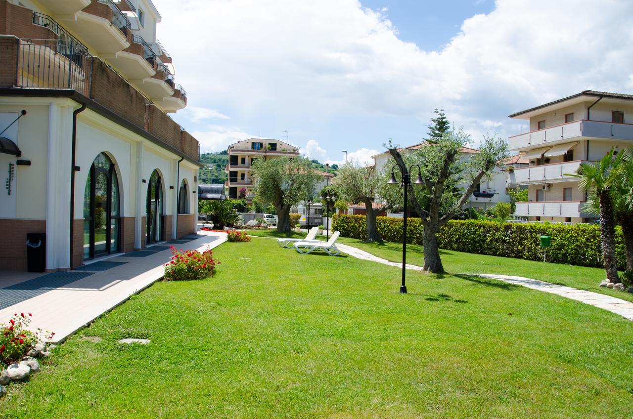 Almaluna Hotel & Resort Alba Adriatica Esterno foto