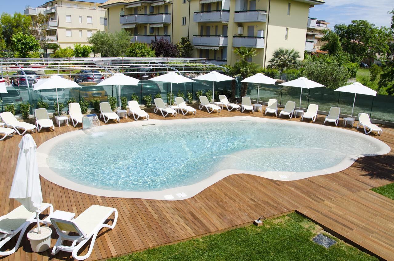 Almaluna Hotel & Resort Alba Adriatica Esterno foto