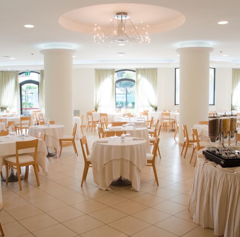 Almaluna Hotel & Resort Alba Adriatica Esterno foto