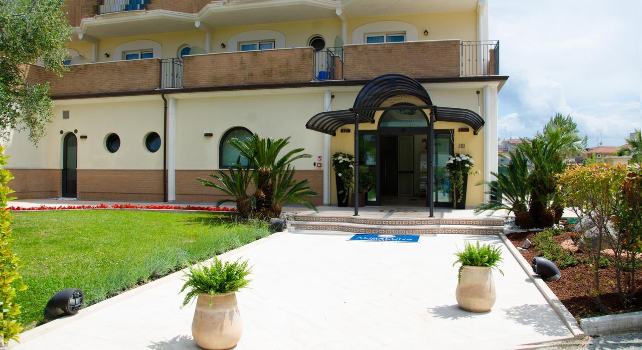 Almaluna Hotel & Resort Alba Adriatica Esterno foto