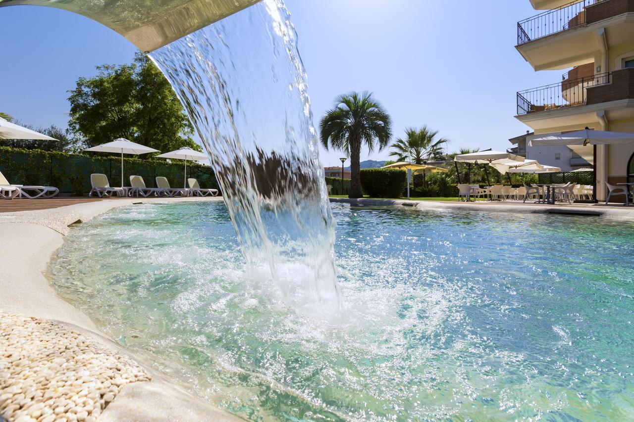 Almaluna Hotel & Resort Alba Adriatica Esterno foto