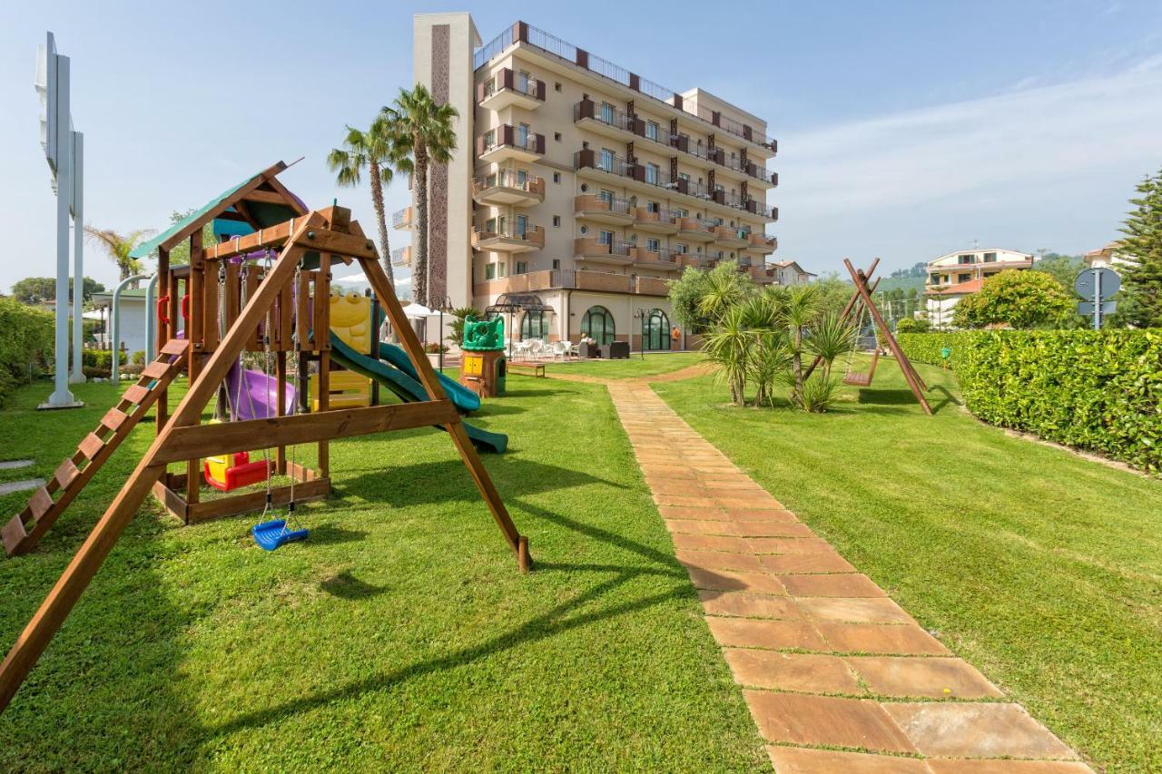 Almaluna Hotel & Resort Alba Adriatica Esterno foto