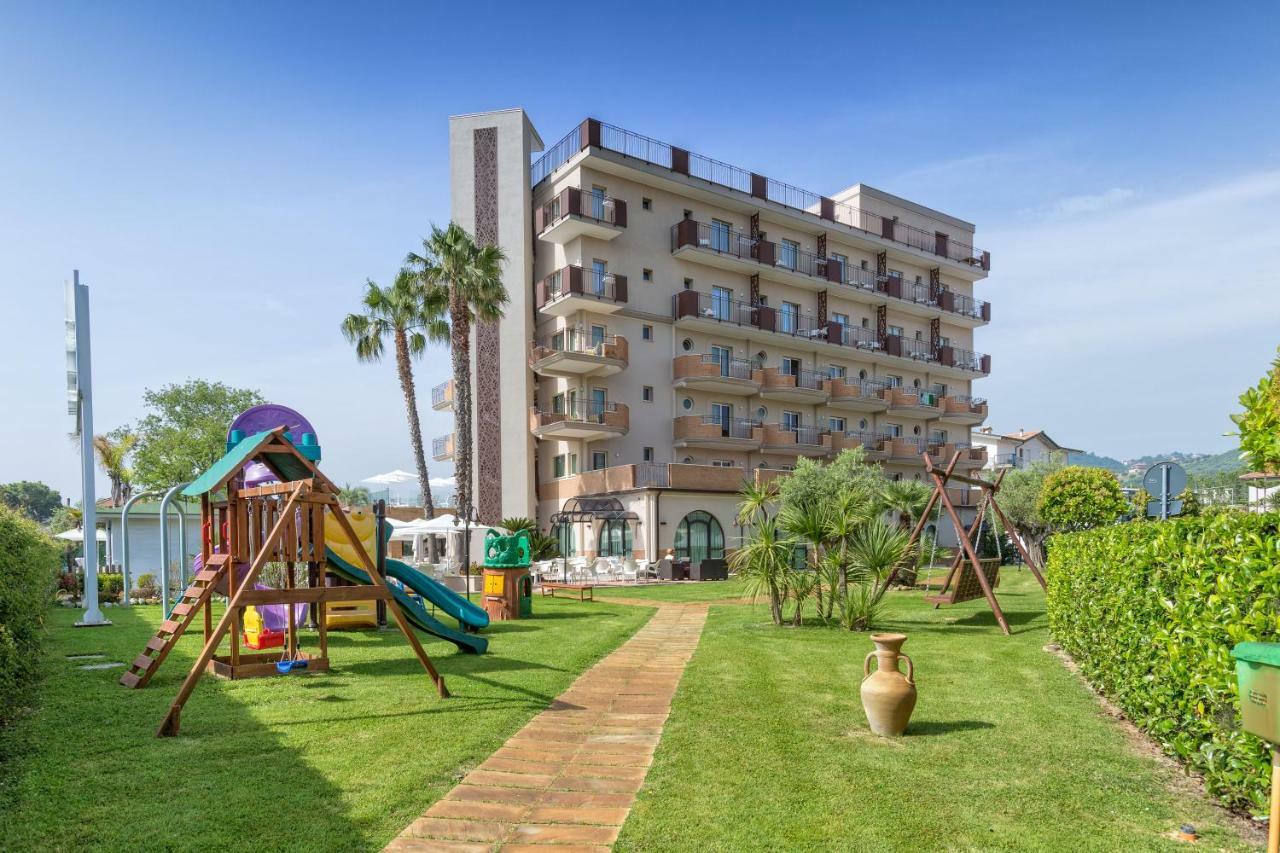 Almaluna Hotel & Resort Alba Adriatica Esterno foto