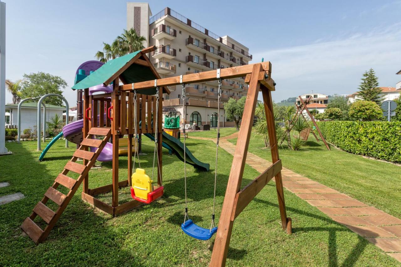 Almaluna Hotel & Resort Alba Adriatica Esterno foto