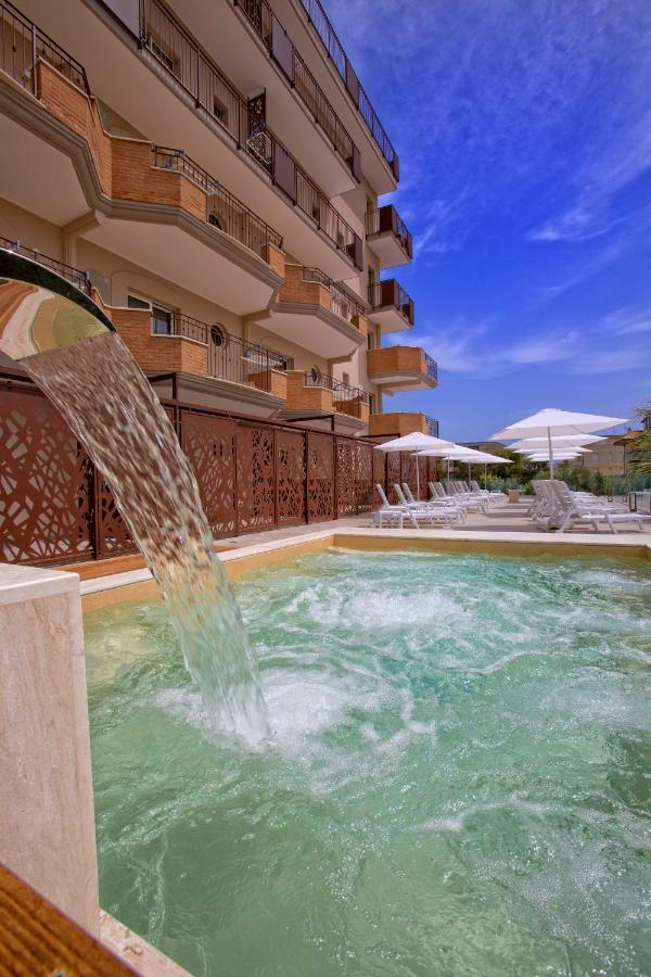Almaluna Hotel & Resort Alba Adriatica Esterno foto